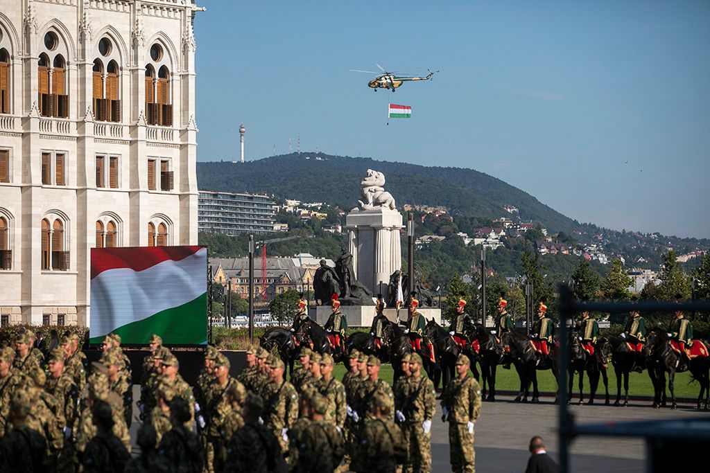 Díszünnepség és tisztavatás a Kossuth téren 15-HPGy