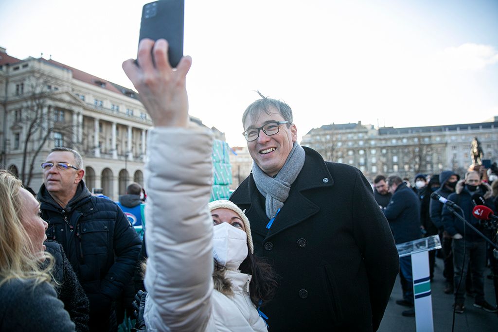 Élőlánccal viszi az ellenzék az aláírásokat a választási irodához 5-HPGy