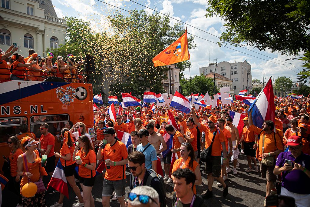 Bulival hangoltak a holland szurkolók az esti mérkőzésre 30-HPGy