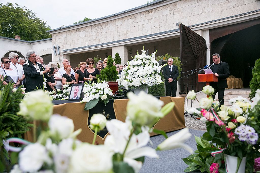 Nagy tömeg részvételével búcsúztatták el Lovas Istvánt, majd a búcsúztató és az egykori munkatársak beszédei után szűk családi körben helyezték végső nyugalomra az újságíró hamvait. A temetésen sajtóklubos kollégái, Bencsik András és Bayer Zsolt, valamint egykori Szabad Európa rádiós munkatársa, Rajki László mondtak beszédet. Fotó: Horváth Péter Gyula