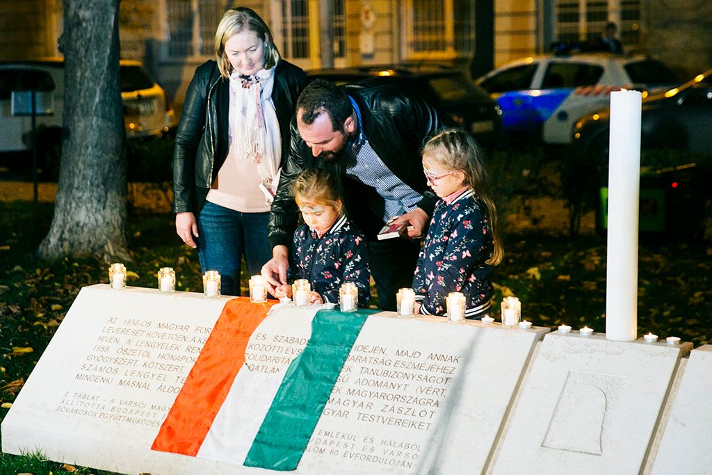 Szarvas Szilveszter a PEsti Srácok.hu főszerkesztők-helyettese és családja a Halhatatlanok napján Fotó: Horváth Péter Gyula