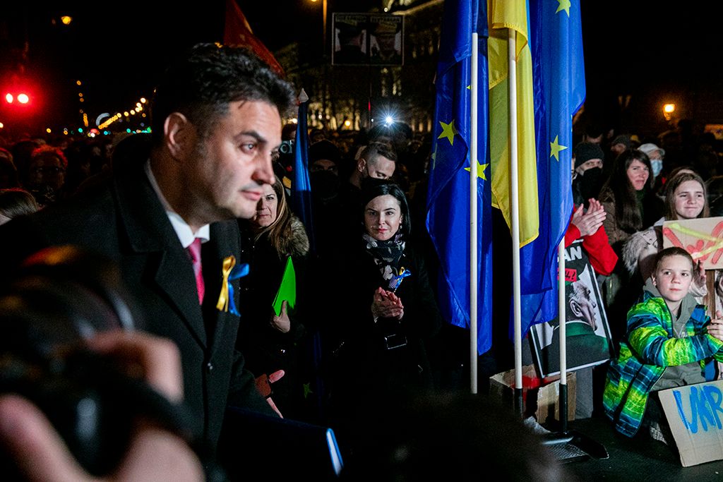 Márki-Zay Péter a színpadon, aki sokkal jobb estét kíván Ukrajnának.-HPGy