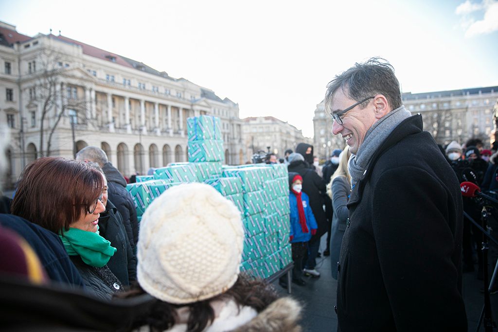 Élőlánccal viszi az ellenzék az aláírásokat a választási irodához 6-HPGy