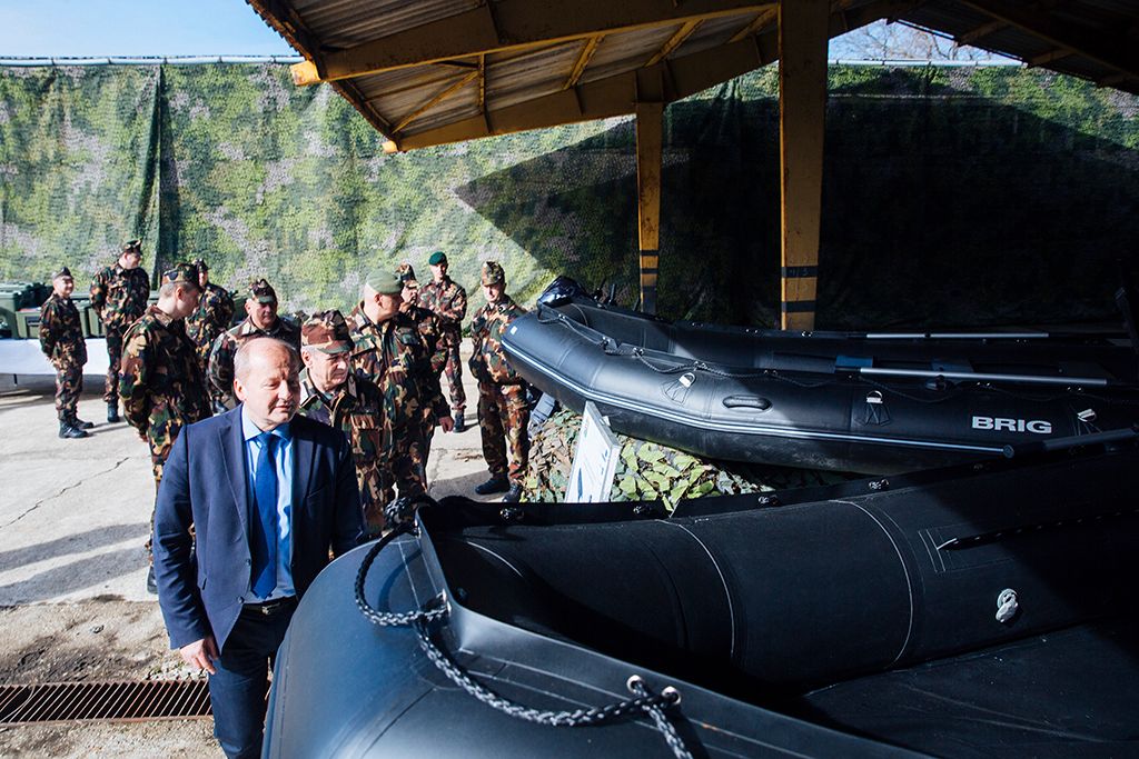 Kétmilliárd forintos beszerzés katasztrófavédelemre a Magyar Honvédség katasztrófavédelmi beavatkozási képességének fejlesztése érdekében, több mint kétmilliárd forint értékben beszerzett eszközök átadásán a Magyar Honvédség XVI. kerületi anyagellátó raktárbázisán Fotó: Horváth Péter Gyula