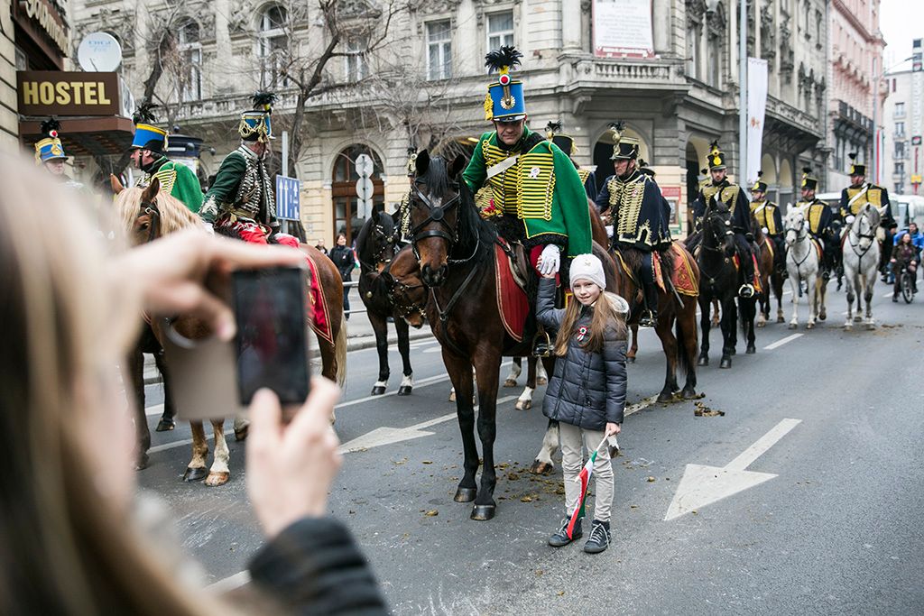Ünneplők az 1848/49-es forradalom és szabadságharc hőseinek tiszteletére rendezett díszünnepségen. Fotó: Horváth Péter Gyula
