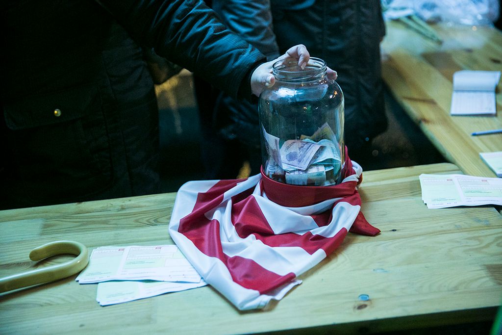 Pénzgyűjtés a választásokra  a Jobbik tüntetésen a Fidesz székháza előtt Budapesten 2017. december 15-én. Fotó :Horváth Péter Gyula