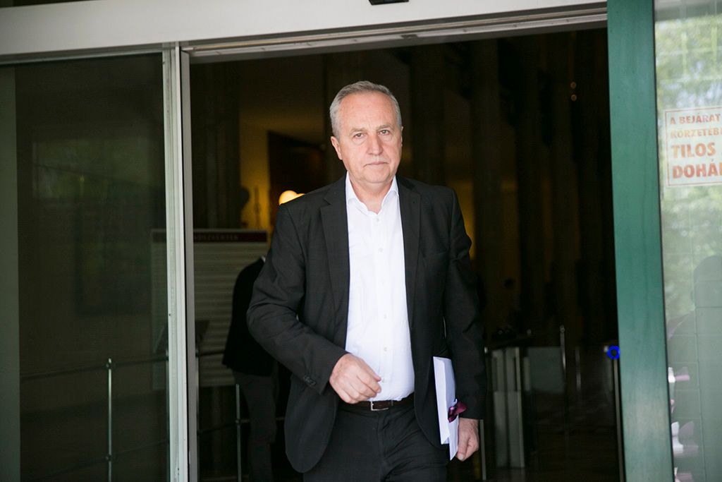 Fidesz-frakció zárt alakuló ülése után távoznak a Képviselői Irodaházból a Fidesz-frakció képviselői.  Fotó: Horváth Péter Gyula