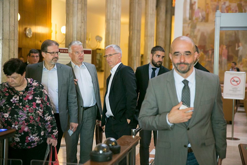 Fidesz-frakció zárt alakuló ülése után távoznak a Képviselői Irodaházból a Fidesz-frakció képviselői.  Fotó: Horváth Péter Gyula
