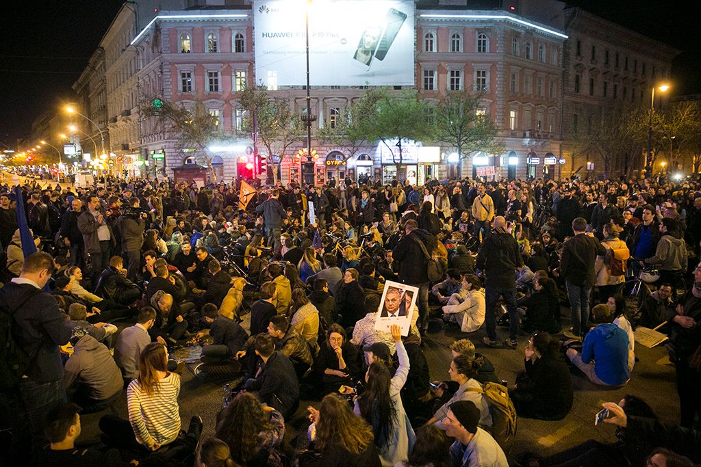 Az Oktatási szabadságot csoport demonstrációja után tiltakozók tovább vonultak  az Oktogonra Fotó: Horváth Péter
