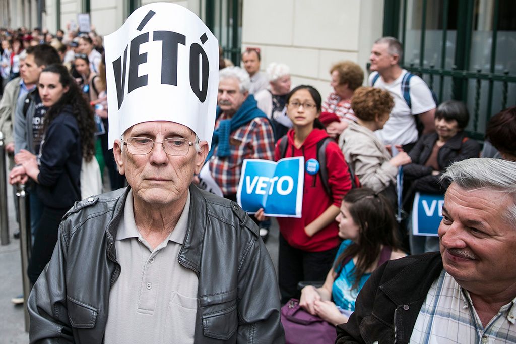 Résztvevők az Oktatási szabadságot csoport Élőlánc a CEU körül címmel meghirdetett demonstrációján Fotó: Horváth Péter Gyula