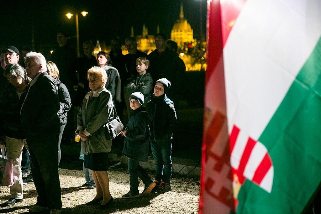 Halhatatlanok napja-a PestiSrácok.hu szerkesztősége tiszteleg  a világ legnagyobb szárazföldi hadseregével szemben fegyvert fogó forradalmárok, a pesti srácok előtt november 4-én a II. kerületi Bem József téren és a közeli Revolution ’56 Szabadságharcos Sörözőben.Fotó: Horváth Péter Gyula