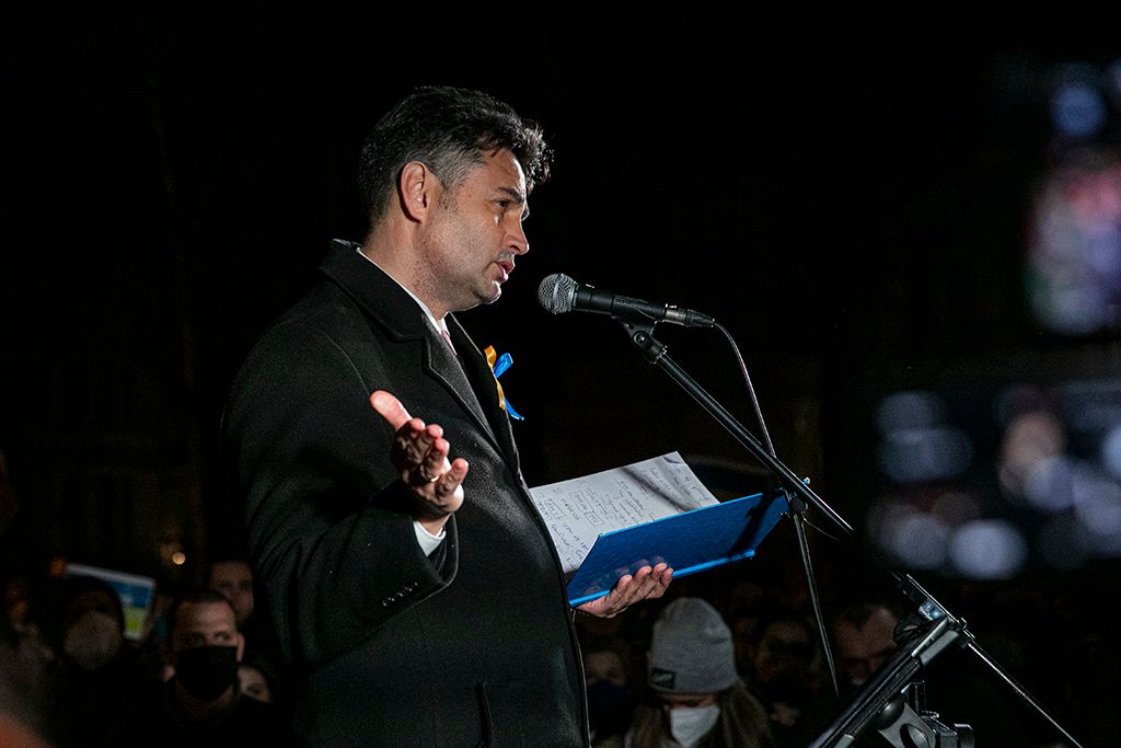 Márki-Zay Péter a színpadon, aki sokkal jobb estét kíván Ukrajnának.1-HPGy