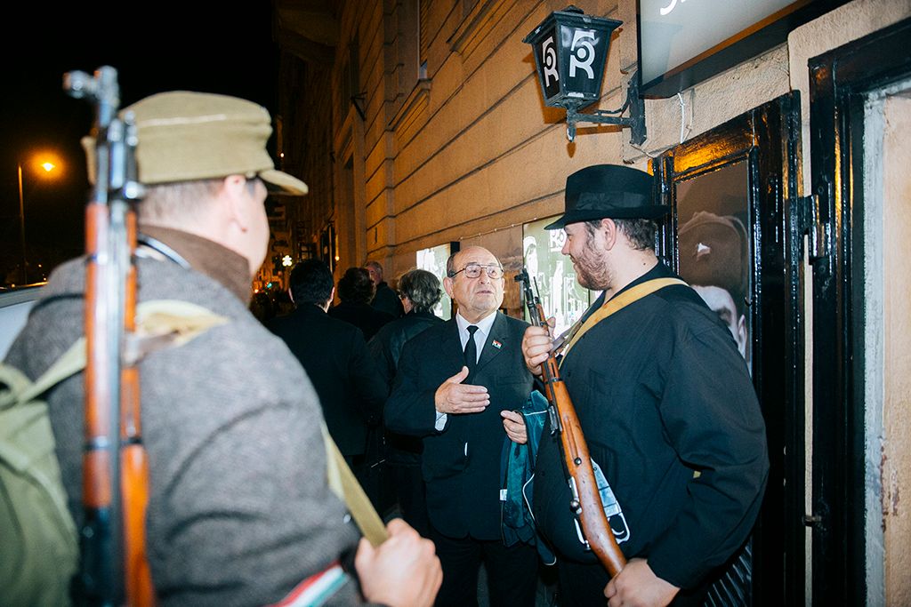 Varga János szabadságharcos a Halhatatlanok napjan- PestiSrácok.hu szerkesztősége tiszteleg  a világ legnagyobb szárazföldi hadseregével szemben fegyvert fogó forradalmárok, a pesti srácok előtt november 4-én a II. kerületi Bem József téren és a közeli Revolution ’56 Szabadságharcos Sörözőben.Fotó: Horváth Péter Gyula