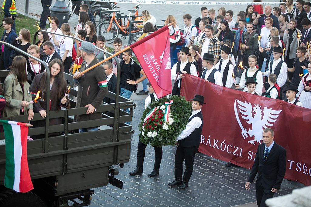 Ünnepi fáklyás felvonulás Budapesten 13-HPGy