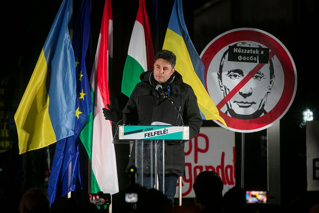 Márki-Zay Péter az MTVA székháza előtt a közmédia elleni tünetésen 8-HPGy