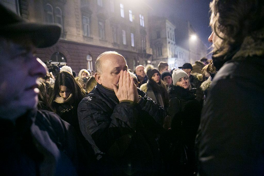 Megemlékezést tartottak a pének éjjel olaszországi buszbalesetben elhunytak gimnáziuma előtt Fotó: Horváth Péter Gyula