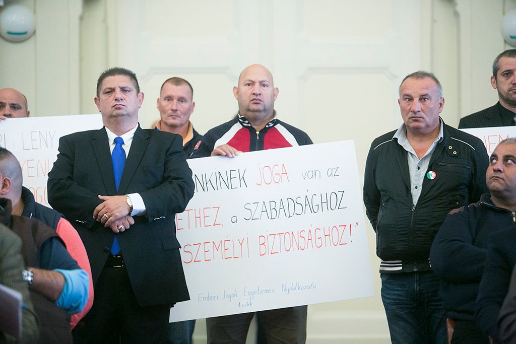 A római-parti védmű megépítése ellen demonstrálók a Fővárosi Önkormányzat Közgyűlésén a Városháza dísztermében 2017. szeptember 27-én. Fotó: Horváth Péter Gyula