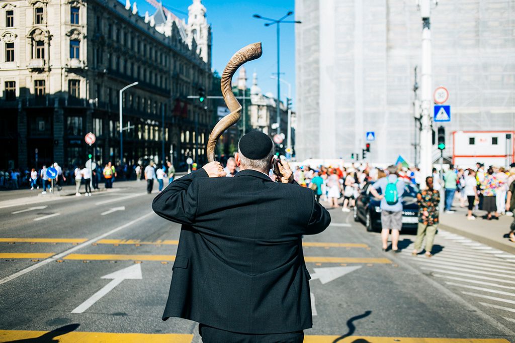 Az Élet menetének résztvevői  Budapesten, az Erzsébet híd pesti hídfőjénél 2018. május 13-án. A holokauszt áldozataira emlékező emléksétát tizenhatodik alkalommal rendezték meg. Fotó: Horváth Péter Gyula