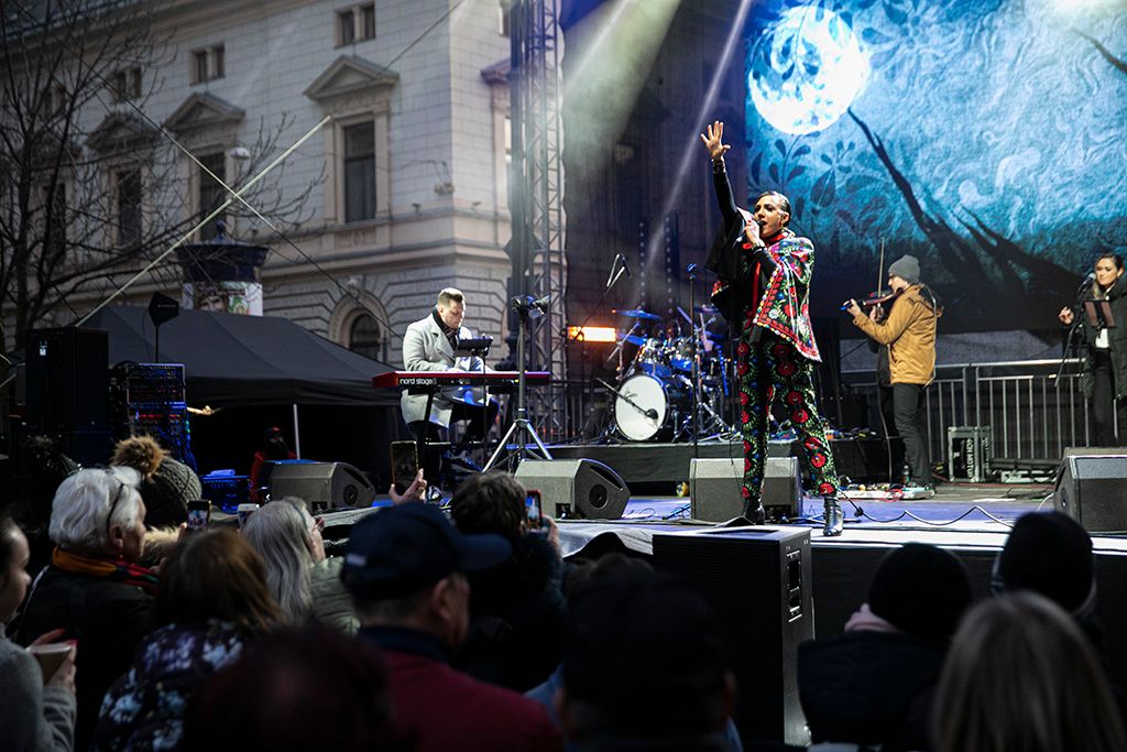 Ingyenes Ünnepi Koncert a Terror Háza Múzeum előtt Tóth Gabi koncert 6-HPGy