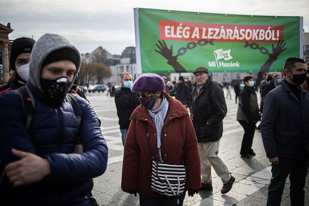 Tüntetnek a tömeges üzletnyitásért 12-HPGy