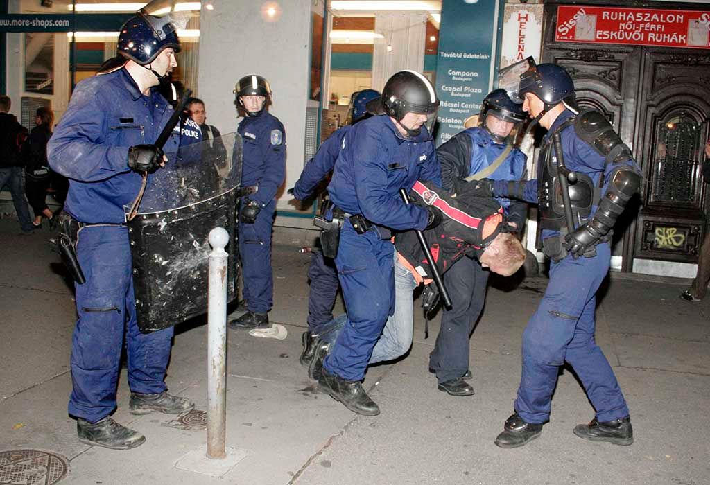 Letartoztatasok es Rendori tulkapas a körúton az 2006 09 23 Foto Horvath Peter Gyula