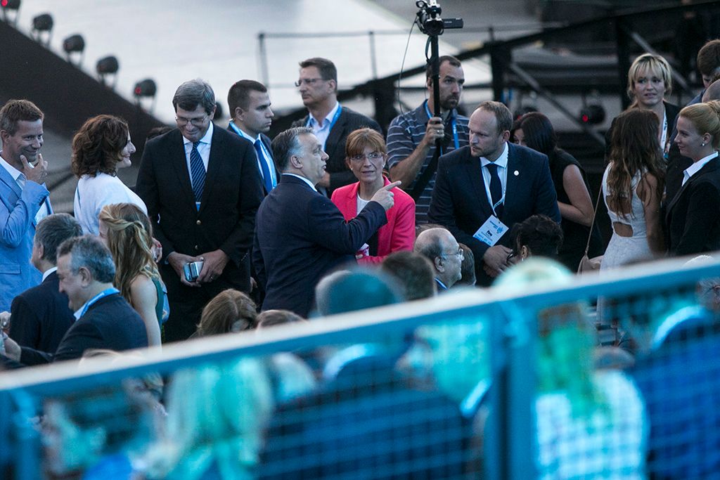 Orbán Viktor miniszterelnök és felesége Lévai Anikó  a 17. vizes világbajnokság megnyitója előtt a Lánchíd pesti hídfőjénél 2017. július 14-én. Fotó: Horváth Péter GYula