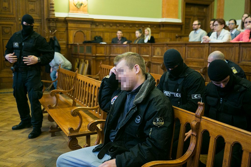 A 2016. szeptember 24-ei Teréz körúti robbantás vádlottja az ellene előre kitervelten, aljas indokból, több ember és hivatalos személy sérelmére több ember életét veszélyeztetve elkövetett emberölés bűntettének kísérlete és más bűncselekmények miatt indult per első tárgyalási napján a Fővárosi Törvényszéken 2018. január 31-én. Fotó: Horváth Péter Gyula