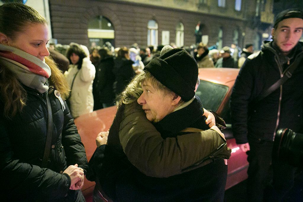 Megemlékezést tartottak a pének éjjel olaszországi buszbalesetben elhunytak gimnáziuma előtt Fotó: Horváth Péter Gyula