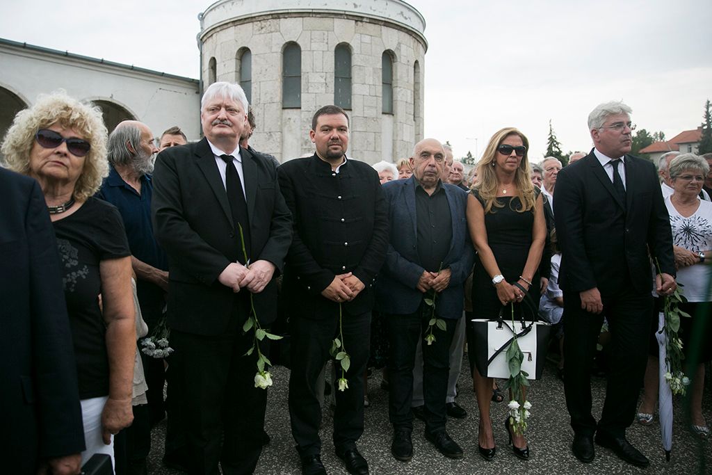 Nagy tömeg részvételével búcsúztatták el Lovas Istvánt, majd a búcsúztató és az egykori munkatársak beszédei után szűk családi körben helyezték végső nyugalomra az újságíró hamvait. A temetésen sajtóklubos kollégái, Bencsik András és Bayer Zsolt, valamint egykori Szabad Európa rádiós munkatársa, Rajki László mondtak beszédet. Fotó: Horváth Péter Gyula