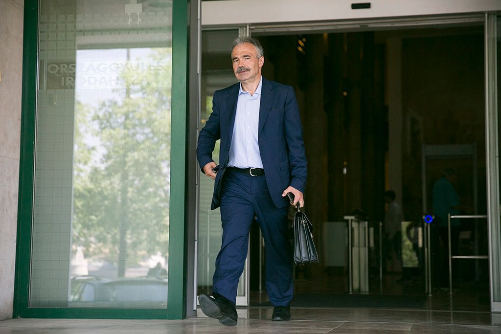 Fidesz-frakció zárt alakuló ülése után távoznak a Képviselői Irodaházból a Fidesz-frakció képviselői.  Fotó: Horváth Péter Gyula