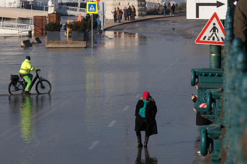 20231229 -- Árvíz a pesti Duna-parton // fotó: Hatlaczki Balázs
