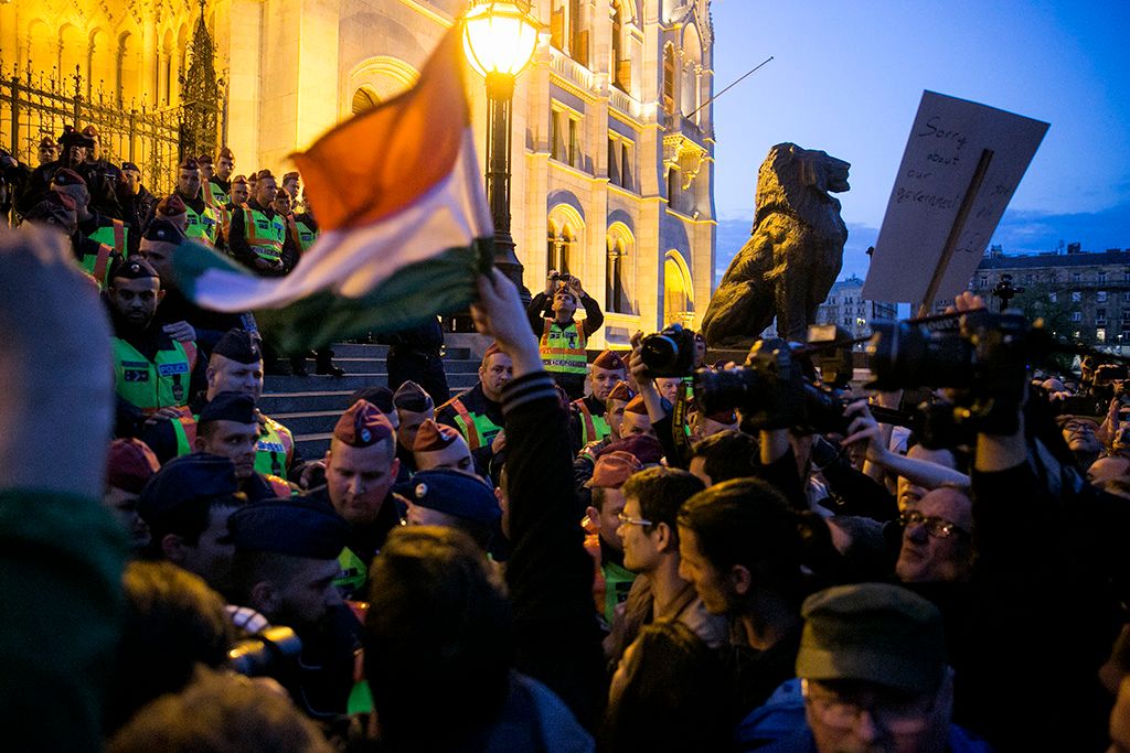 Az Oktatási szabadságot csoport demonstrációja után tiltakozók maradtak a Parlament előtt Fotó: Horváth Péter Gyula