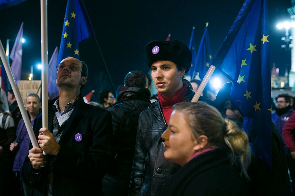 Momentum  tagjai a Jobbik tüntetésen a Fidesz székháza előtt Budapesten 2017. december 15-én. Fotó : Horváth Péter Gyula