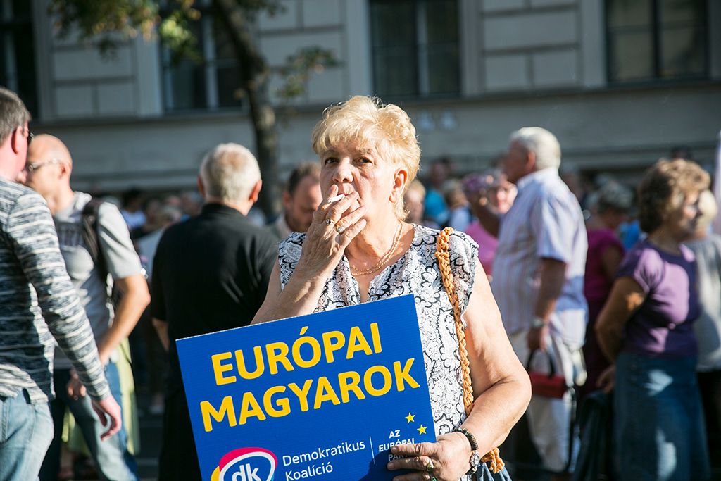 A Demokratikus Koalíció (DK) Utcára, európai magyarok! címmel meghirdetett kormányellenes demonstrációjának résztvevői a belvárosi Kossuth Lajos tér és Alkotmány utca sarkánál 2018. szeptember 18-án. Fotó: Horváth Péter Gyula