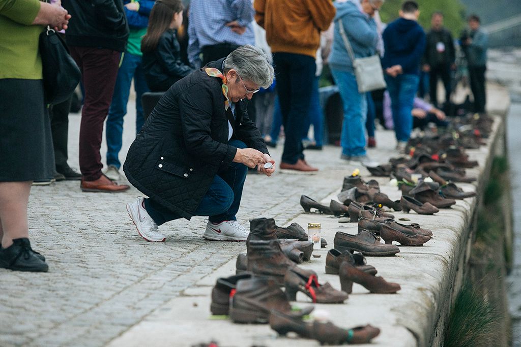 Mécsest gyújtanak a holokauszt magyarországi áldozatainak emléknapja alkalmából tartott megemlékezésen a fővárosi Cipők a Duna-parton emlékműnél Fotó: Horváth Péter Gyula