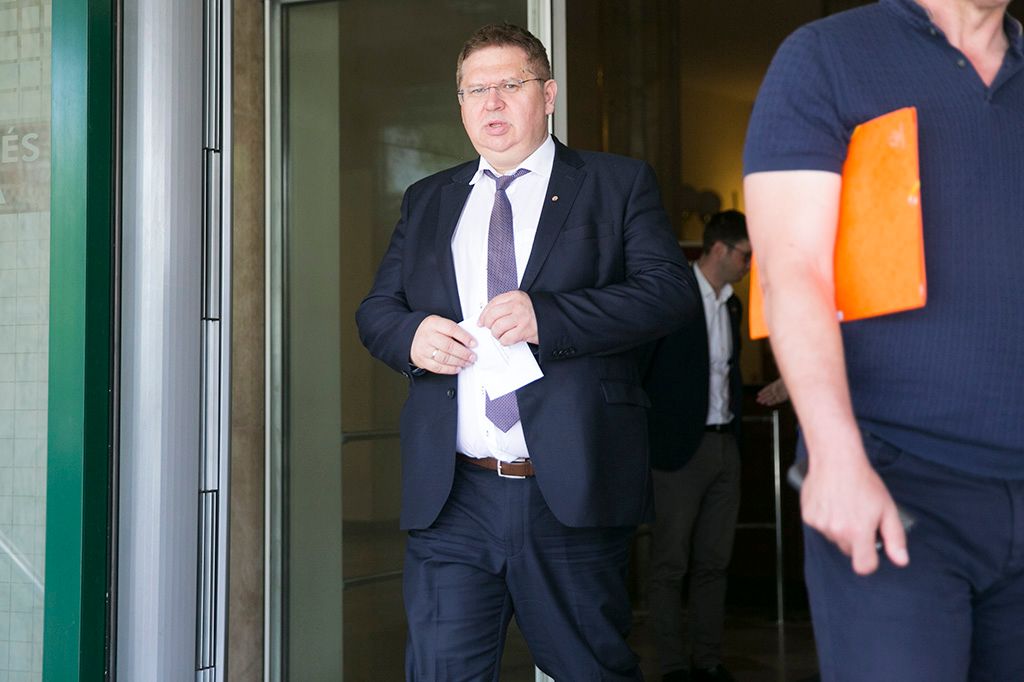 Fidesz-frakció zárt alakuló ülése után távoznak a Képviselői Irodaházból a Fidesz-frakció képviselői.  Fotó: Horváth Péter Gyula