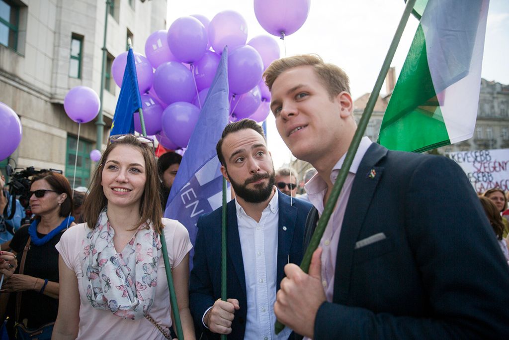 Vasárnap délután közösen tüntetett az MSZP, a DK és a Párbeszéd, az esemény apropója a Sargentini-jelentés, a három párt az esemény leírásában úgy fogalmazott "az európai Magyarországért a Sargentini-jelentést megszavazó összes ellenzéki párt" hirdetett tüntetést. Fotó: Horváth Péter Gyula
