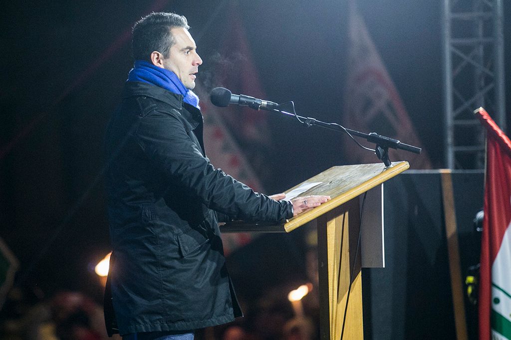 Vona Gábor, a Jobbik elnöke beszél pártja tüntetésén a Fidesz székháza előtt Budapesten 2017. december 15-én. Fotó: Horváth Péter Gyula
