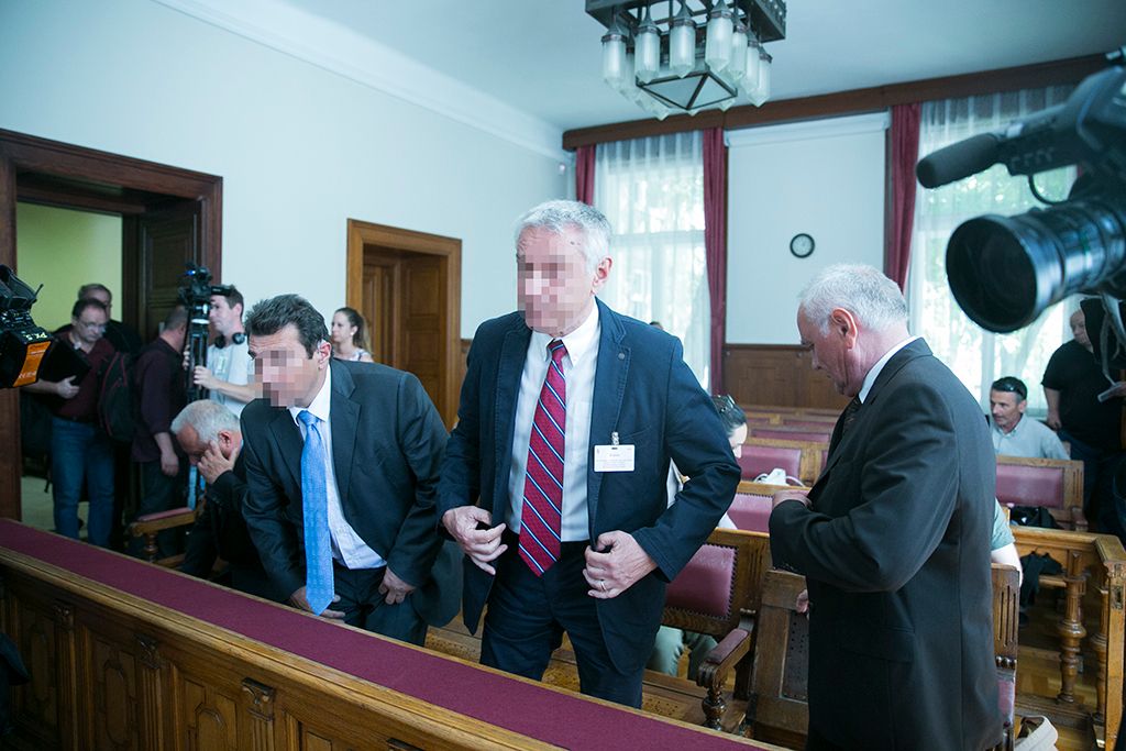 Galambos Lajos, a Nemzetbiztonsági Hivatal (NBH) volt főigazgatója, elsőrendű Szilvásy György, a Gyurcsány-kormány titokminisztere, másodrendű P. László, egy biztonsági cég vezetője, harmadrendű és Laborc Sándor, a Nemzetbiztonsági Hivatal (NBH) volt főigazgatója, negyedrendű vádlott  az úgynevezett kémper tárgyalásán a Kúria tárgyalótermében 2018. május 29-én. Fotó: Horváth Péter Gyula
