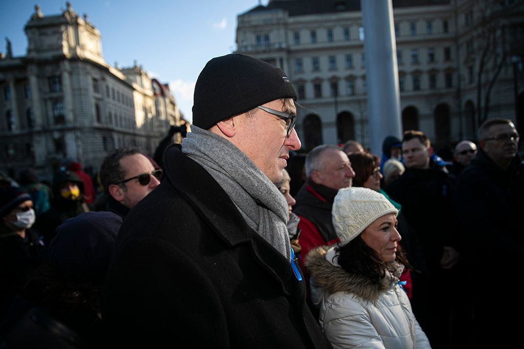 Élőlánccal viszi az ellenzék az aláírásokat a választási irodához 7-HPGy