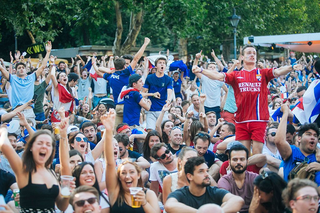 Budapest, 2018. július 15. Francia szurkolók az oroszországi labdarúgó-világbajnokság Franciaország - Horvátország döntőjének közvetítése alatt Budapesten, a Szabadság téren  Fotó: Horváth Péter Gyula