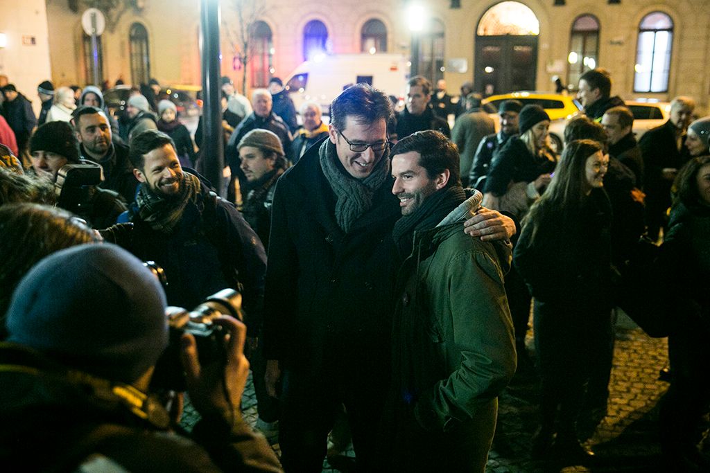 Így világít a magyar! Fekete-Győr András és Karácsony Gergely az MSZP miniszeterelnök-jelöltje ölelkezik a Momentum Elios-tüntetésén Fotó: Horváth Péter Gyula