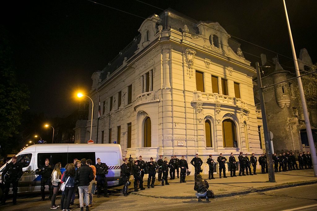 Az Oktatási szabadságot csoport demonstrációja után tiltakozók tovább vonultak  a Lendvay utca fidesz székházhozFotó: Horváth Péter Gyula