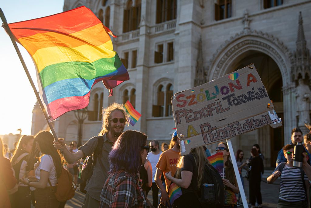 Az iskolai szexuális felvilágosítást szabályozó módosító csomag ellen demonstráltak Budapesten 32-HPGy