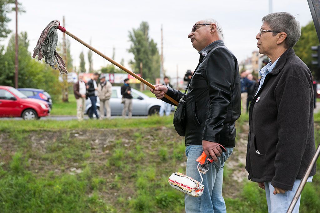 Az Együtt a kormány újabb gyűlöletkeltő, Soros György-ellenes plakátjait is eltávolítja az utcákról. Most is rendőrségi bejelentéssel, demonstráció keretében, országos mozgalmat hirdetve az akciókra. A plakáteltávolító mozgalmat Vajda Zoltán, az Együtt elnökségi tagja, 16. kerületi politikusa, országgyűlési képviselőjelöltje szervezi - az első plakát eltávolítása aktivistákkal közösen. 2017.10.05. Fotó: Horváth Péter Gyula