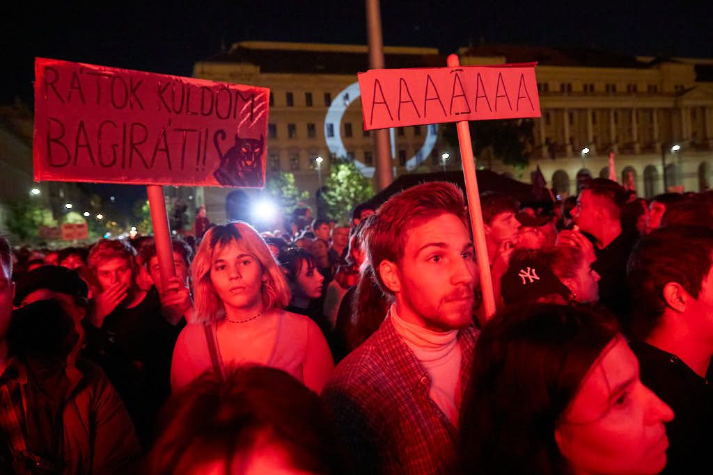 Diákok és tanárok tüntetnek a Parlamentnél 12 20221005 -- fotó - Hatlaczki Balázs