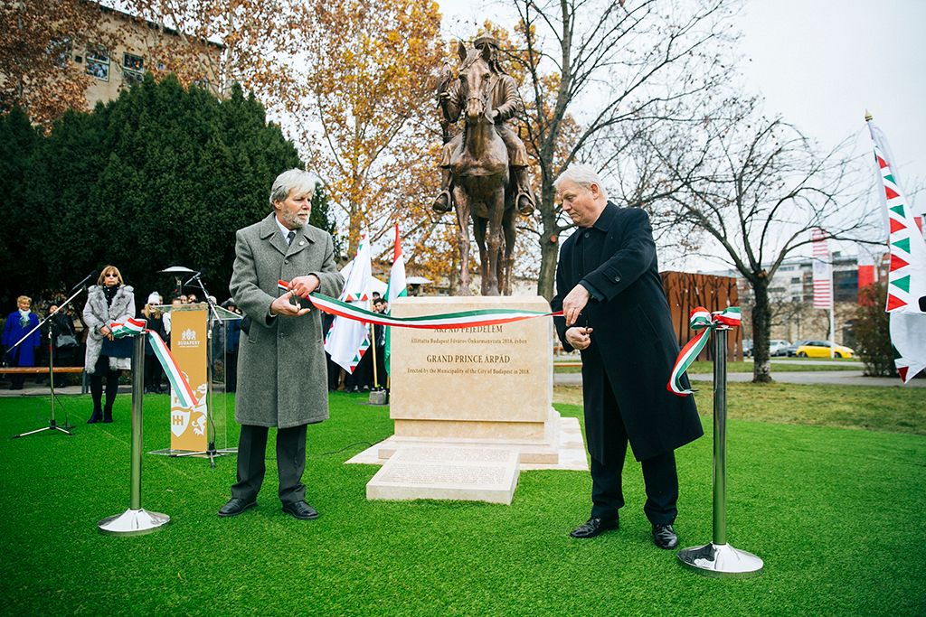 Felavatták Árpád fejedelem lovas szobrát Óbudán 14-HPGy