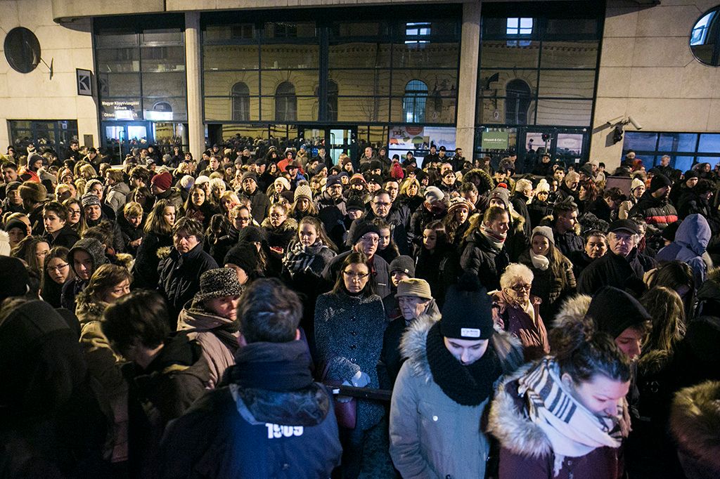 Megemlékezést tartottak a pének éjjel olaszországi buszbalesetben elhunytak gimnáziuma előtt Fotó: Horváth Péter Gyula