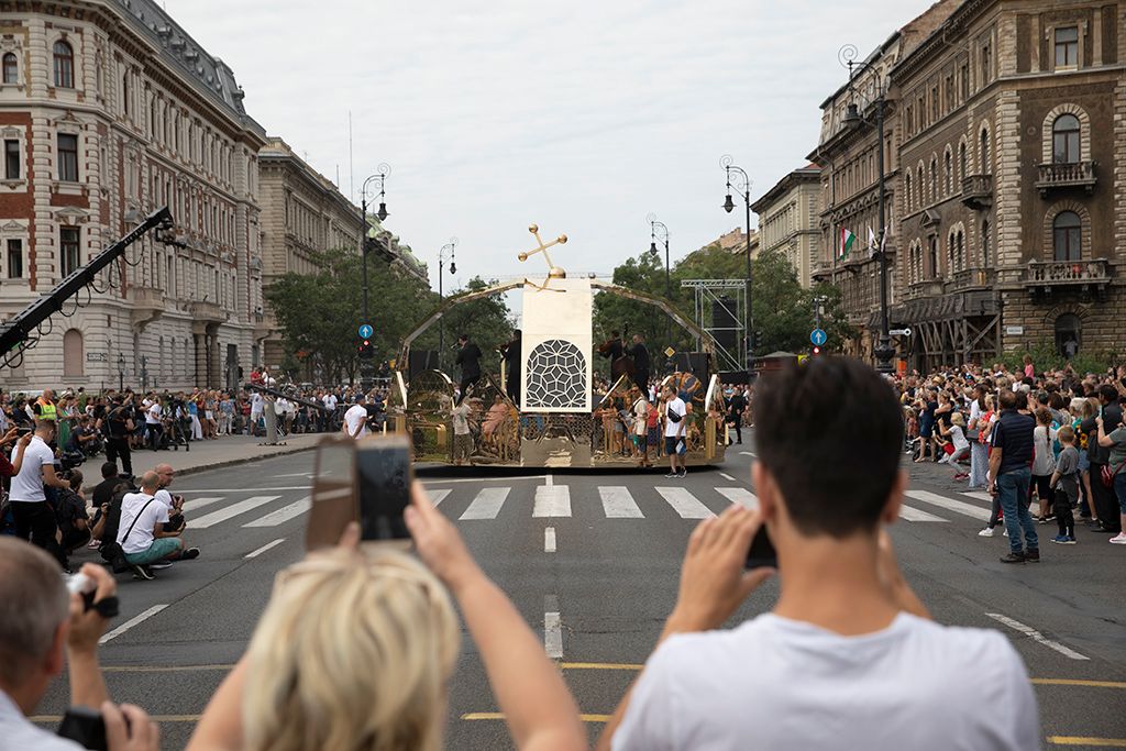 Az Oktogon és a Hősök tere között monumentális, guruló díszletekkel elevenedett meg Magyarország alapításának története. 4-HPGy