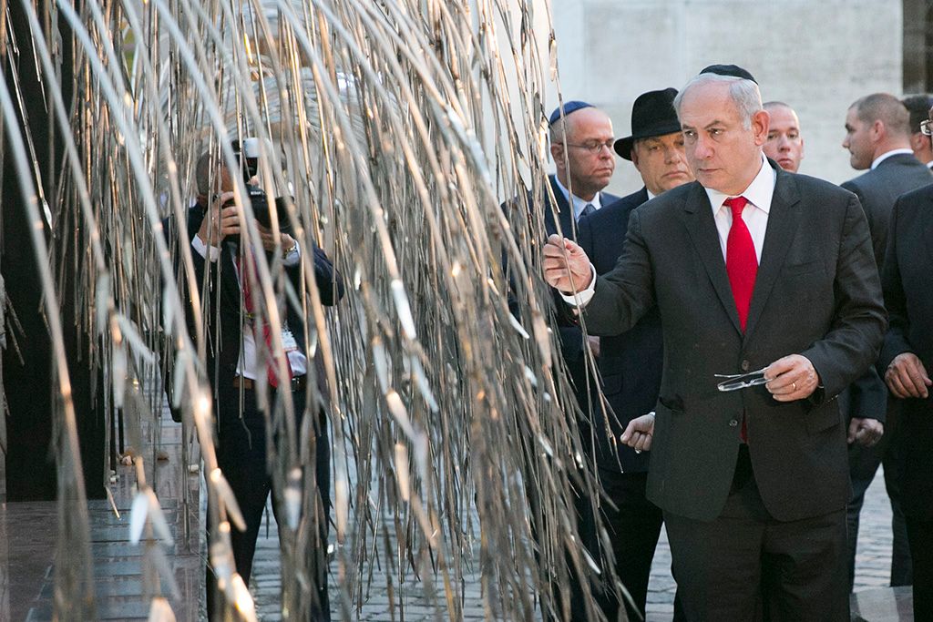 Orbán Viktor miniszterelnök  Benjámin Netanjahu izraeli miniszterelnök részt vesz a holokauszt áldozatainak emlékére tartott megemlékezésen az Emanuel Emlékfánál, a Dohány utcai zsinagóga udvarán 2017. július 19-én. A magyar miniszterelnök és izraeli vendége a látogatással a Mazsihisz meghívásának tesz eleget. Fotó: Horváth Péter Gyula